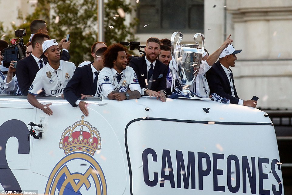 2017-06-05-The_Madrid_players_look_on_as_the_open_top_bus_drives_through