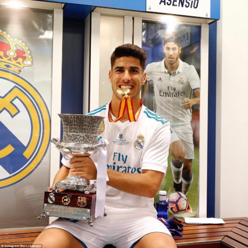 2017-08-17-Marco_Asensio_poses_with_the_Super_Cup_trophy_and_his_medal