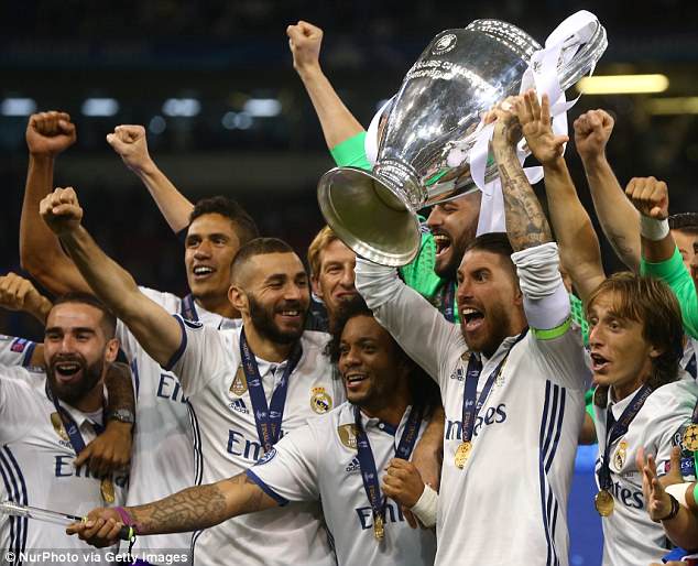 2018-05-04-Ramos_lifts_the_Champions_League_trophy_after_Real_s_4_1_win-over-Juventus-2017-final-Archivbild
